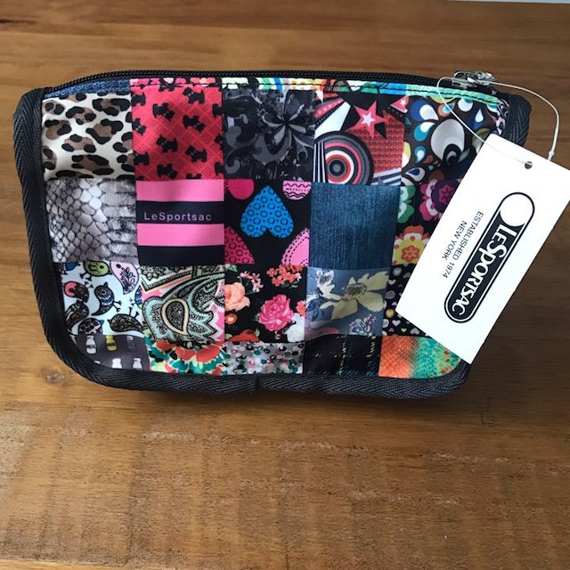 LeSportsac(レスポートサック)のレスポートサック ポーチ レディースのバッグ(ボディバッグ/ウエストポーチ)の商品写真