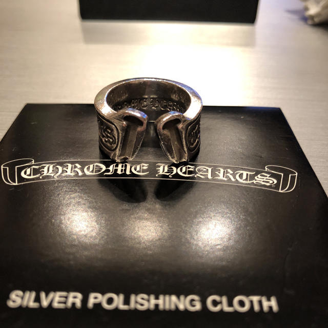 Chrome Hearts(クロムハーツ)のクロムハーツ スクロールラベルリング メンズのアクセサリー(リング(指輪))の商品写真