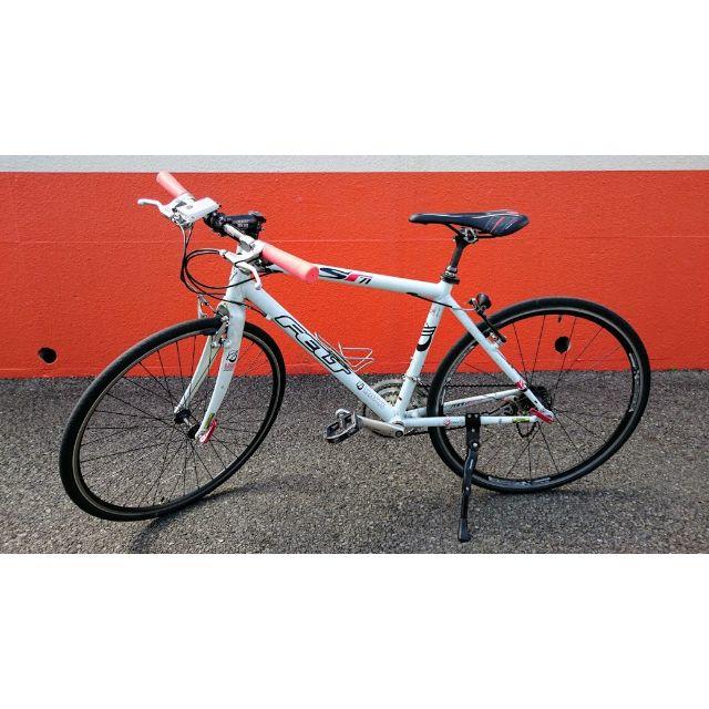 FELT(フェルト)のFELT SR71 クロスバイク フルアルミ 白　U字ロック、フロアポンプ付き スポーツ/アウトドアの自転車(自転車本体)の商品写真