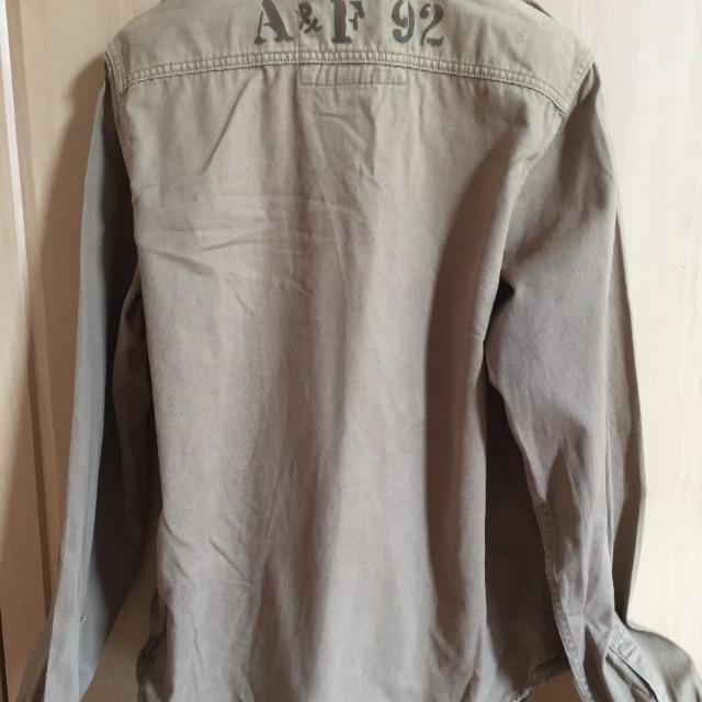 Abercrombie&Fitch(アバクロンビーアンドフィッチ)のアバクロ 長袖 カーキ シャツ メンズのトップス(シャツ)の商品写真