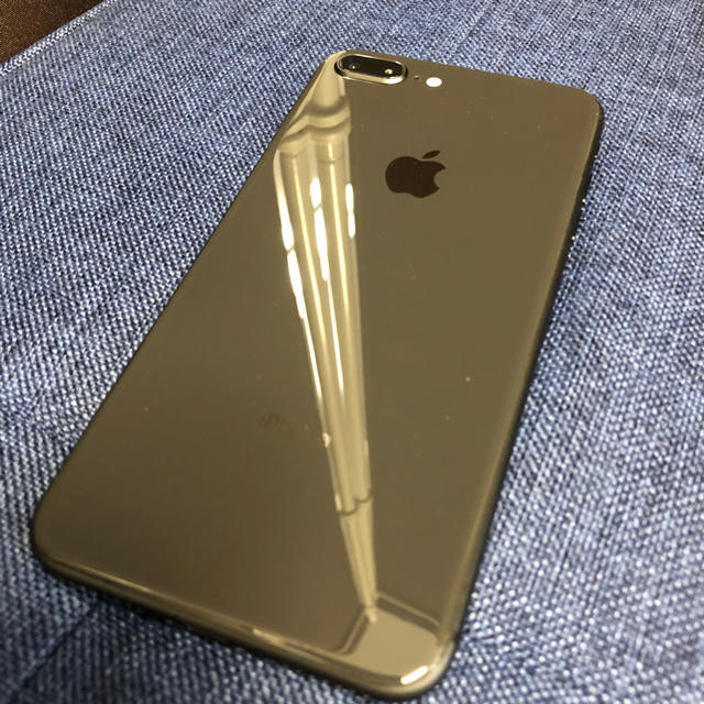 iPhone(アイフォーン)の（超美品）iPhone8 plus スペースグレー au 256GB   スマホ/家電/カメラのスマートフォン/携帯電話(スマートフォン本体)の商品写真