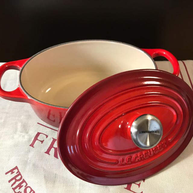 LE CREUSET(ルクルーゼ)のル・クルーゼ   ココットオーバル 17  レッド インテリア/住まい/日用品のキッチン/食器(鍋/フライパン)の商品写真