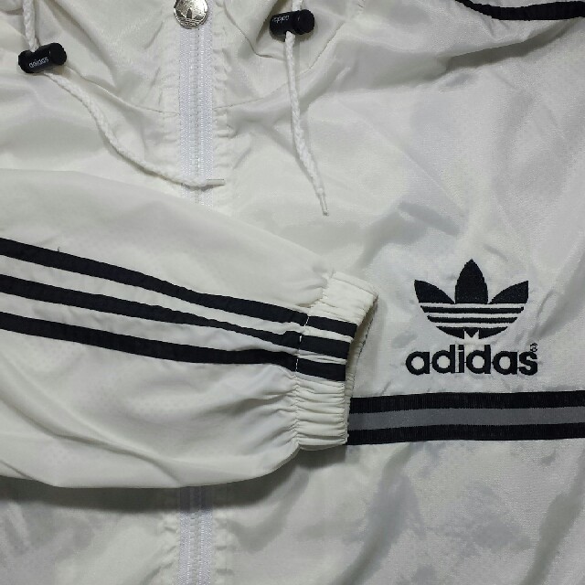 adidas(アディダス)のadidas　アディダス　裏地メッシュ　ナイロンパーカー　デカロゴ　90年代 メンズのジャケット/アウター(ナイロンジャケット)の商品写真