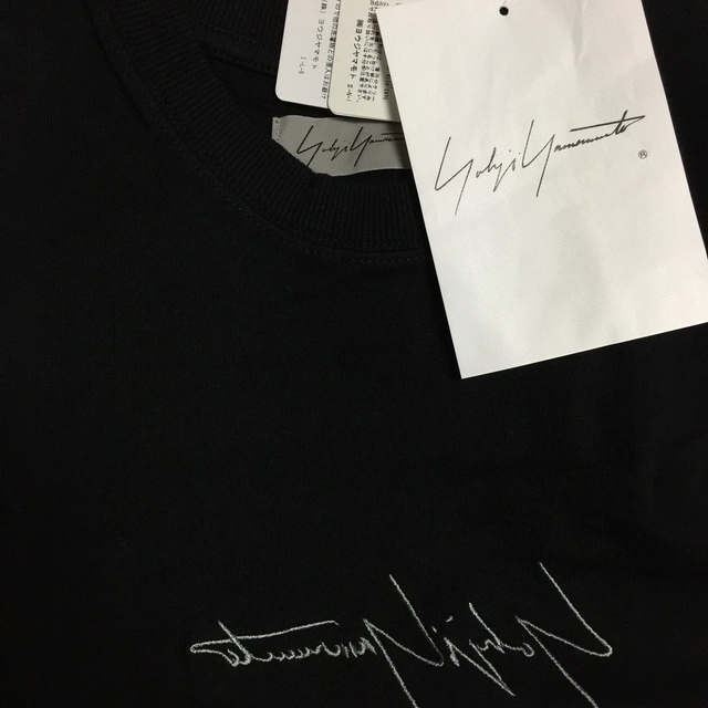 Yohji Yamamoto - ヨウジヤマモト 反転ロゴ 半袖Tシャツ NEW ERA Yohji Yamamoto - ヨウジヤマモト 反転ロゴ 半袖Tシャツ NEW ERA