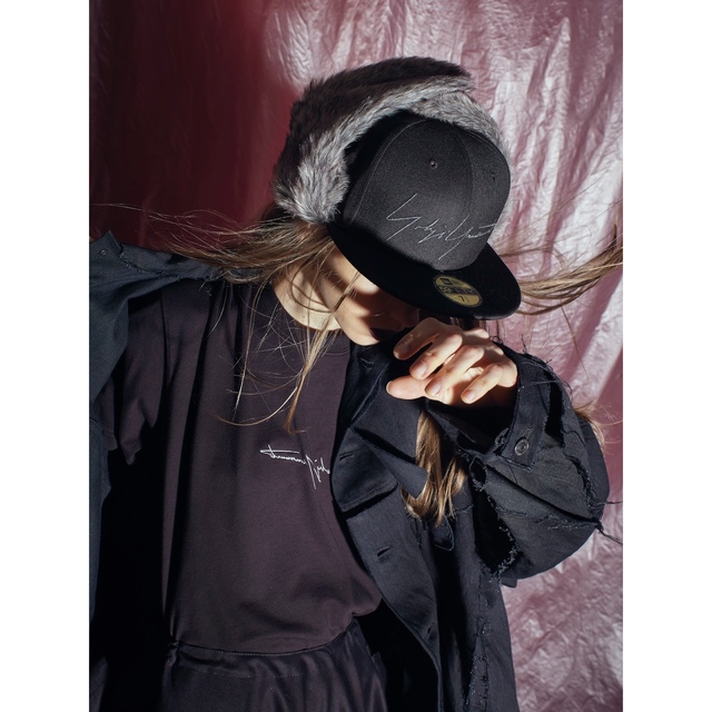 Yohji Yamamoto - ヨウジヤマモト 反転ロゴ 半袖Tシャツ NEW ERA Yohji Yamamoto - ヨウジヤマモト 反転ロゴ 半袖Tシャツ NEW ERA