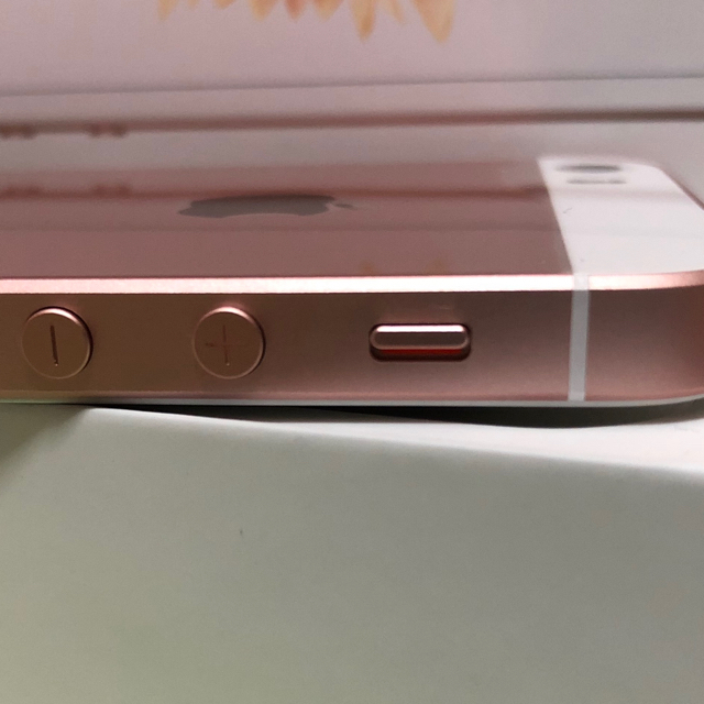 iPhone(アイフォーン)のiPhone SE 32GB Rose Gold スマホ/家電/カメラのスマートフォン/携帯電話(スマートフォン本体)の商品写真