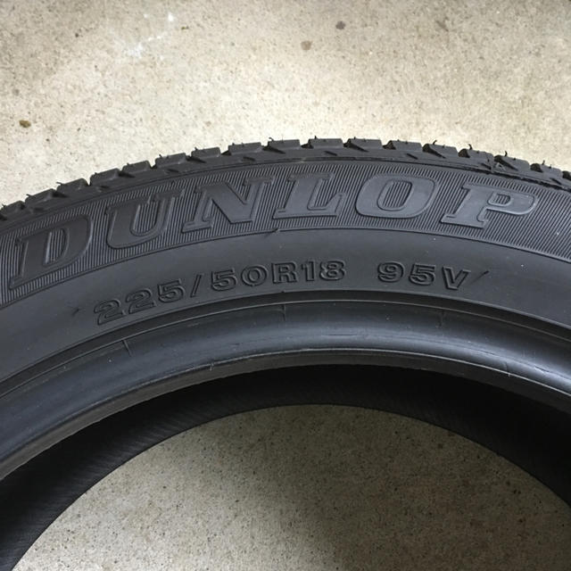 DUNLOP(ダンロップ)の225 55 18タイヤ 4本セット 自動車/バイクの自動車(タイヤ)の商品写真