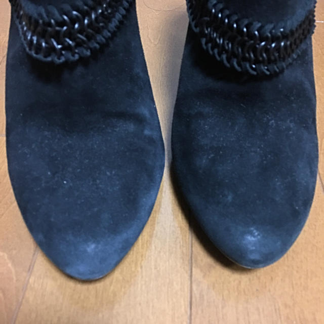 ASH(アッシュ)のブラックチェーン スゥエード ブーティ 本革 ゴージャス セレブ　ワイルド レディースの靴/シューズ(ブーティ)の商品写真