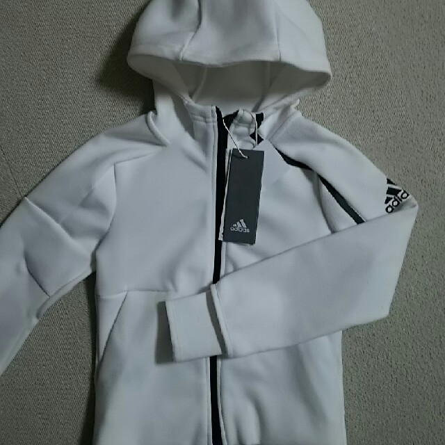 adidas(アディダス)の新品☆アディダス ジャージ ホワイト　120 キッズ/ベビー/マタニティのキッズ服女の子用(90cm~)(ジャケット/上着)の商品写真