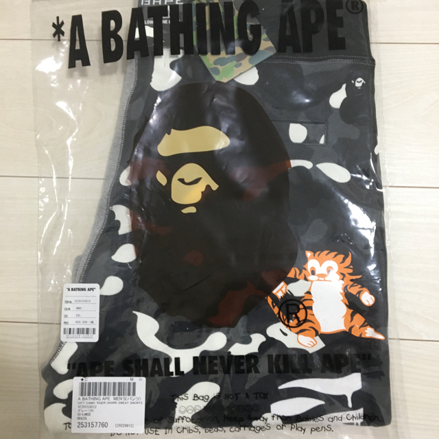 A BATHING APE(アベイシングエイプ)のXXL BAPE CITY CAMO TIGER SHARK SWEAT  メンズのパンツ(ショートパンツ)の商品写真