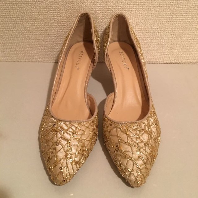 刺繍ゴールドパンプス ローヒール レディースの靴/シューズ(ハイヒール/パンプス)の商品写真