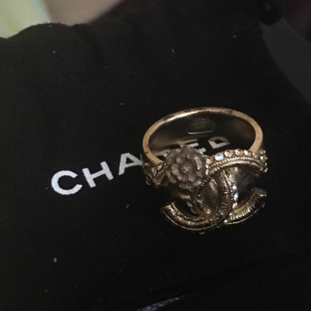 CHANEL(シャネル)の本日特価！！ CHANEL カメリアつきロゴリング レディースのアクセサリー(リング(指輪))の商品写真