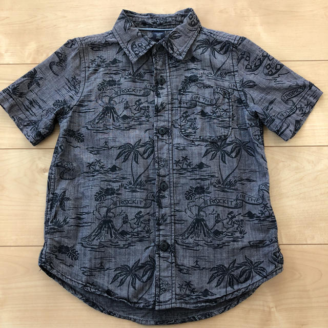 GAP(ギャップ)のGAP半袖シャツ110 キッズ/ベビー/マタニティのキッズ服男の子用(90cm~)(Tシャツ/カットソー)の商品写真