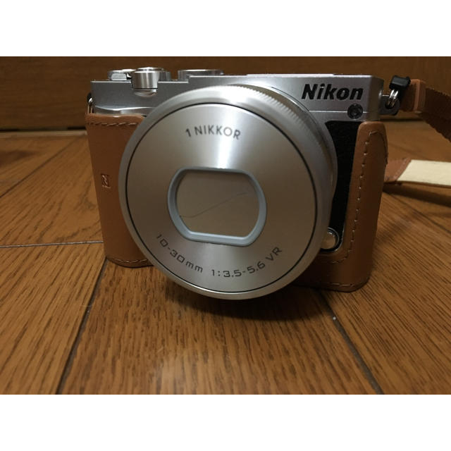 Nikon(ニコン)のペコ様専用 美品 NIKON1 J5 付属品付き スマホ/家電/カメラのカメラ(ミラーレス一眼)の商品写真