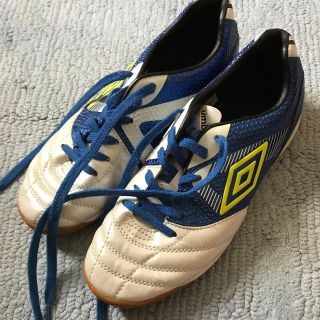 アンブロ(UMBRO)のumbro アクセレイター ホワイト/ブルー フットサルシューズ 22.5(シューズ)