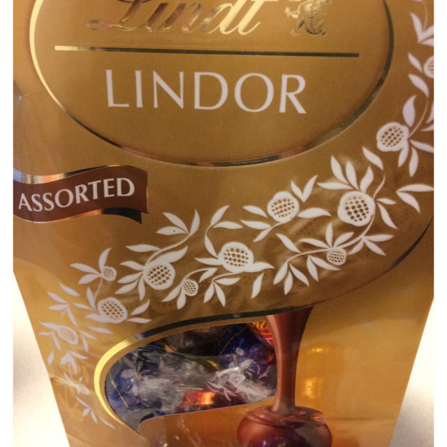 Lindt(リンツ)のリンツ リンドール ミルク ホワイト 食品/飲料/酒の食品(菓子/デザート)の商品写真