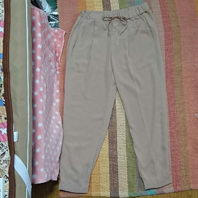 しまむら(シマムラ)のしまむら ピンクベージュ色ジョガーパンツ Mサイズ レディースのパンツ(カジュアルパンツ)の商品写真