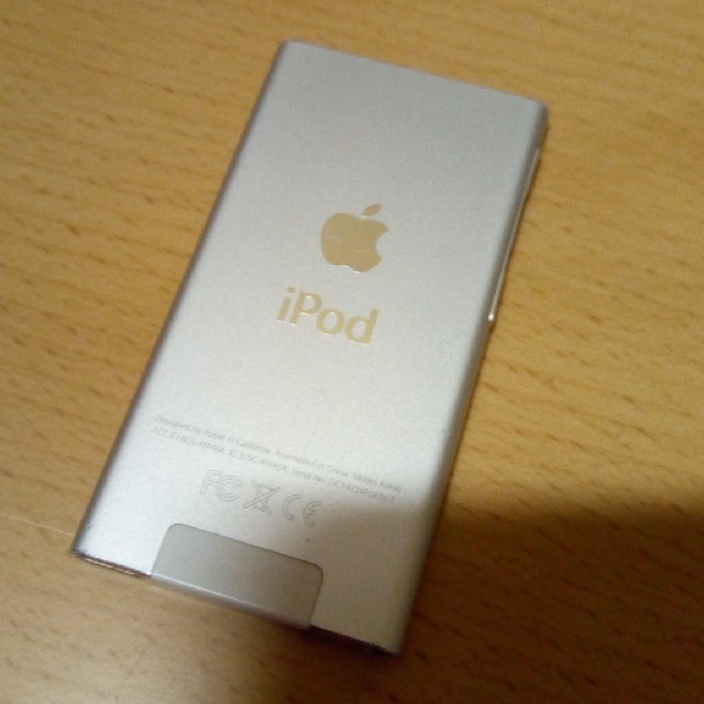 Apple(アップル)のiPod nano silver 　シルバー　16GB スマホ/家電/カメラのオーディオ機器(ポータブルプレーヤー)の商品写真