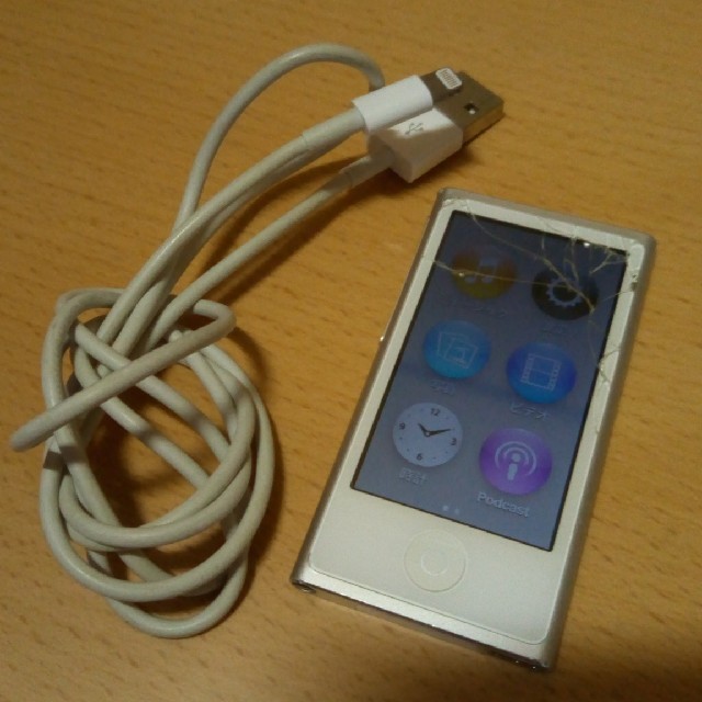 Apple(アップル)のiPod nano silver 　シルバー　16GB スマホ/家電/カメラのオーディオ機器(ポータブルプレーヤー)の商品写真