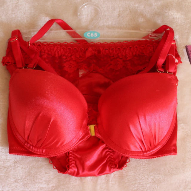 【新品:C65】赤のブラ+ショーツセット レディースの下着/アンダーウェア(ブラ&ショーツセット)の商品写真