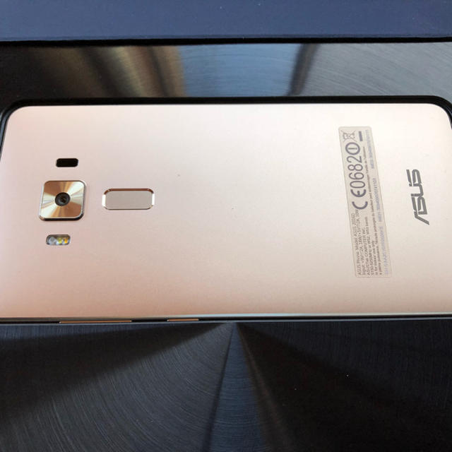 ASUS(エイスース)のASUS Zenfone 3 deluxe ZS570KL 256GB スマホ/家電/カメラのスマートフォン/携帯電話(スマートフォン本体)の商品写真