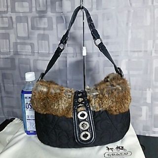 コーチ(COACH)の【超美品】コーチ フェイクファー キルティング ハンドバッグ ブラック 575(ハンドバッグ)