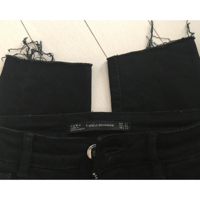 ZARA(ザラ)のZARA　カットオフブラックスキニー レディースのパンツ(スキニーパンツ)の商品写真