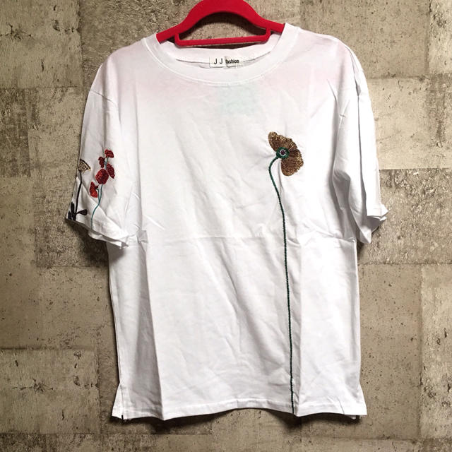 花の刺繍Tシャツ レディースのトップス(Tシャツ(半袖/袖なし))の商品写真