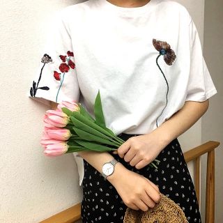 花の刺繍Tシャツ(Tシャツ(半袖/袖なし))