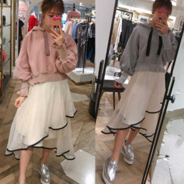 Lily Brown(リリーブラウン)の♡限定値下げ♡新品タグ付き♡袖フリルデザイン裏毛トップス♡ レディースのトップス(パーカー)の商品写真