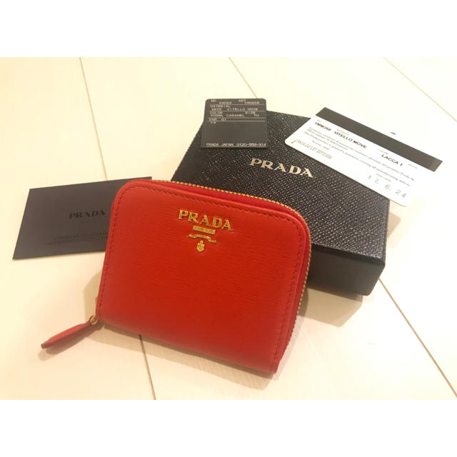 PRADA(プラダ)の期間限定値下げ 新品未使用 プラダ 小銭入れ レッド レディースのファッション小物(コインケース)の商品写真