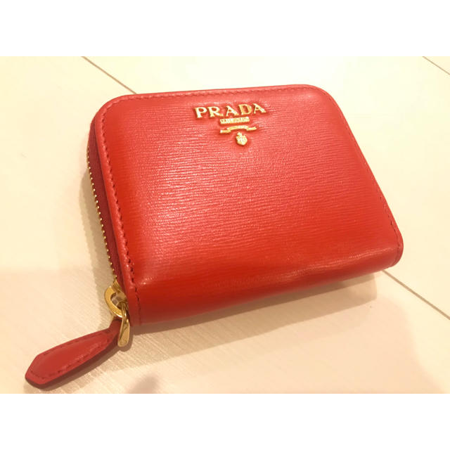 PRADA(プラダ)の期間限定値下げ 新品未使用 プラダ 小銭入れ レッド レディースのファッション小物(コインケース)の商品写真