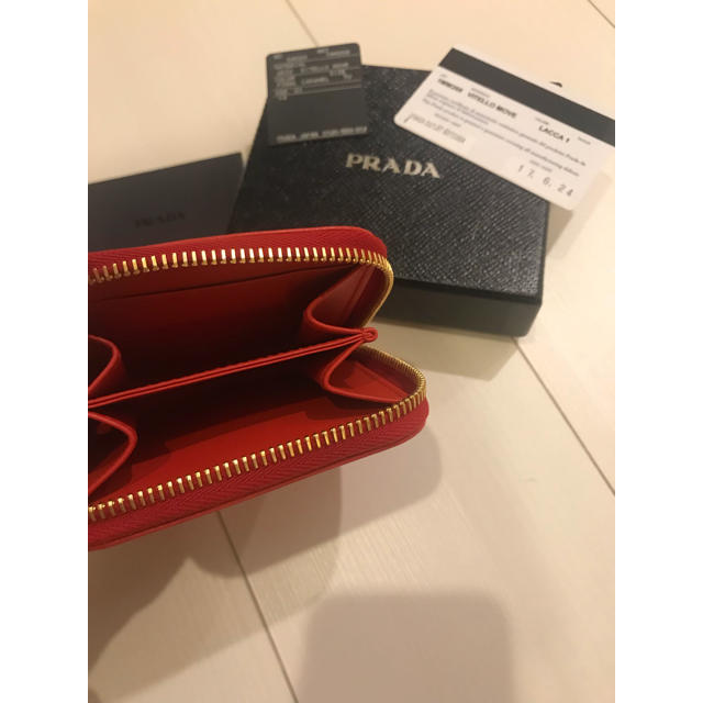 PRADA(プラダ)の期間限定値下げ 新品未使用 プラダ 小銭入れ レッド レディースのファッション小物(コインケース)の商品写真