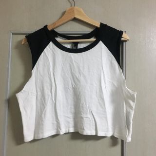 フォーエバートゥエンティーワン(FOREVER 21)のFOREVER21 トップス ショート丈(Tシャツ(半袖/袖なし))