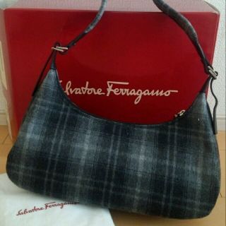 フェラガモ(Ferragamo)のﾌｪﾗｶﾞﾓ♡ﾁｪｯｸ柄ﾊﾞｯｸ(ショルダーバッグ)