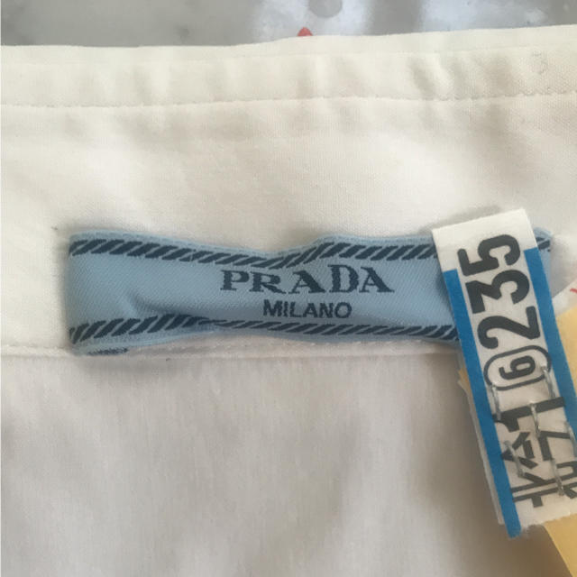 PRADA(プラダ)の2回着用のみ 正規品 プラダ ビジュ襟 ブラウス レディースのトップス(シャツ/ブラウス(半袖/袖なし))の商品写真