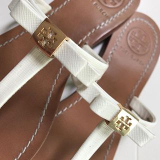 トリーバーチ(Tory Burch)の美品♡トリーバーチのサンダル 白 24.24.5ぐらい リボン ゴールド(サンダル)