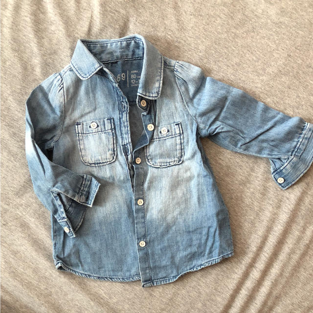 babyGAP(ベビーギャップ)のデニムシャツ キッズ/ベビー/マタニティのベビー服(~85cm)(シャツ/カットソー)の商品写真