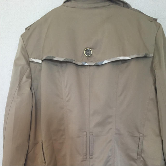 ベージュ トレンチコート 未使用に近い レディースのジャケット/アウター(トレンチコート)の商品写真