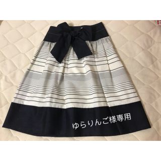 トゥービーシック(TO BE CHIC)のTOBECHICネイビーリボンスカート【美品】(ひざ丈スカート)