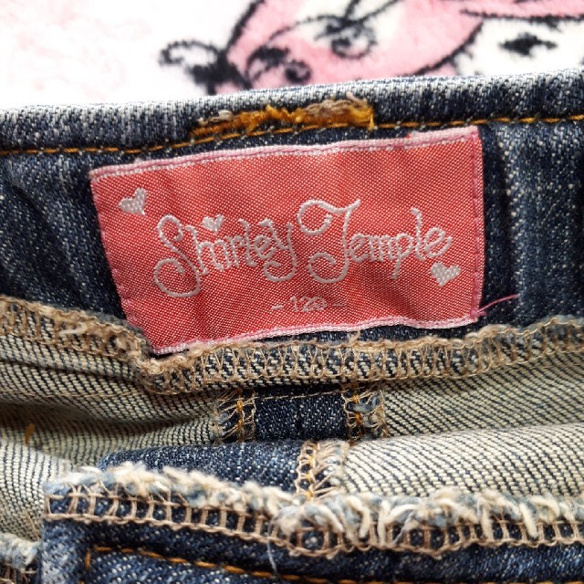 Shirley Temple(シャーリーテンプル)の黒猫様　ShirleyTempleデニムリボンスカートｻｲｽﾞ120 キッズ/ベビー/マタニティのキッズ服女の子用(90cm~)(スカート)の商品写真