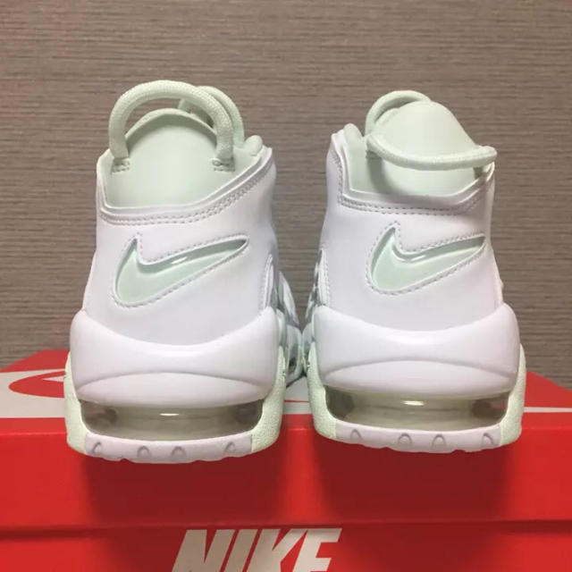 NIKE(ナイキ)のNIKE AIR MORE UPTEMPO BARELY GREEN レディースの靴/シューズ(スニーカー)の商品写真