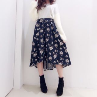 セシルマクビー(CECIL McBEE)の【美品】花柄アシンメトリースカート(ひざ丈スカート)