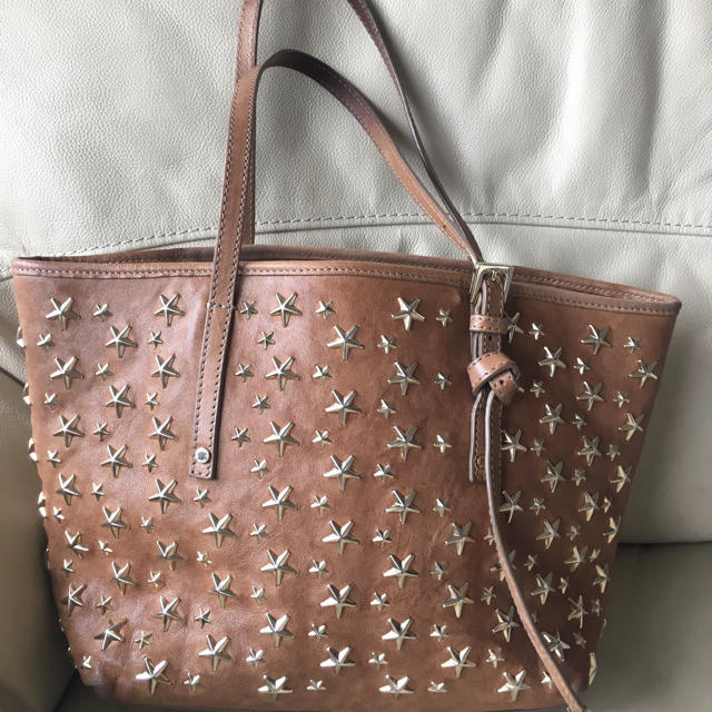 JIMMY CHOO(ジミーチュウ)のJimmy chop ジミーチュウ  サシャ 茶スタッズバックS伊勢丹購入中古品 レディースのバッグ(トートバッグ)の商品写真