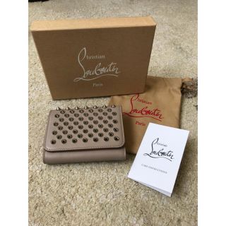 クリスチャンルブタン(Christian Louboutin)のルブタン 人気ミニ 三つ折り財布  グレージュ 新品未使用☆(財布)