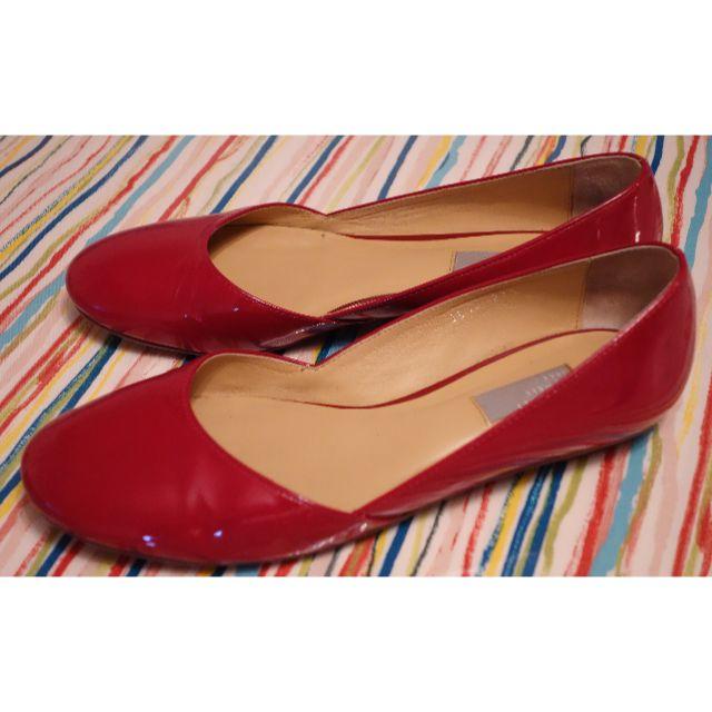 MARGARET HOWELL(マーガレットハウエル)の【送料込】 赤 エナメル フラット パンプス レディースの靴/シューズ(ハイヒール/パンプス)の商品写真