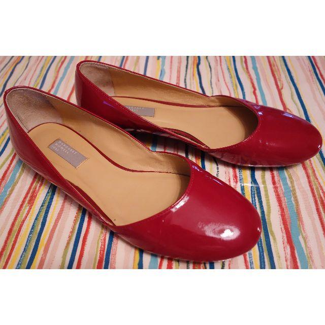 MARGARET HOWELL(マーガレットハウエル)の【送料込】 赤 エナメル フラット パンプス レディースの靴/シューズ(ハイヒール/パンプス)の商品写真