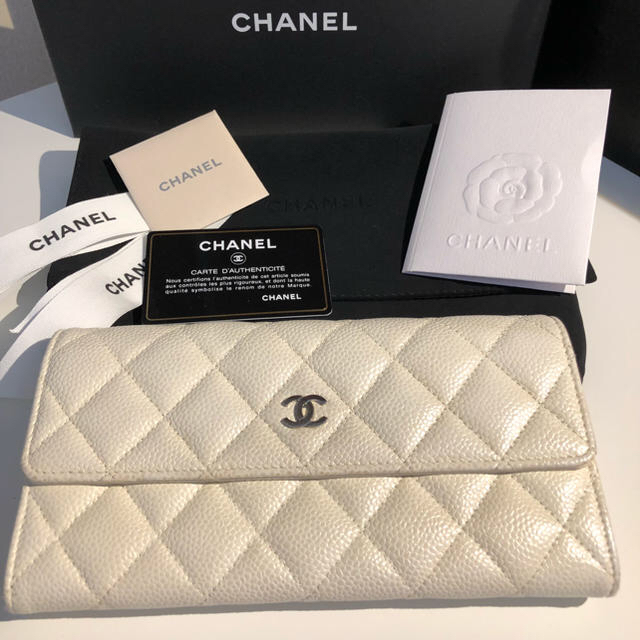 CHANEL(シャネル)のCHANELマトラッセ キャビアスキン オフホワイト レディースのファッション小物(財布)の商品写真