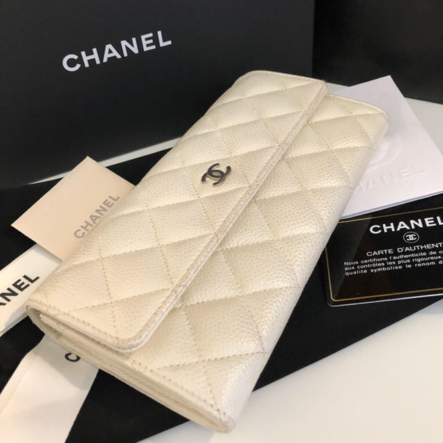 CHANEL(シャネル)のCHANELマトラッセ キャビアスキン オフホワイト レディースのファッション小物(財布)の商品写真