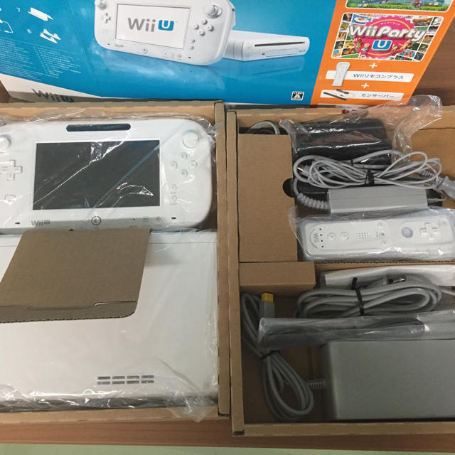 Wii U(ウィーユー)のWiiU本体 32GB ファミリープレミアムセット リモコンとヌンチャク4セット エンタメ/ホビーのゲームソフト/ゲーム機本体(家庭用ゲーム機本体)の商品写真